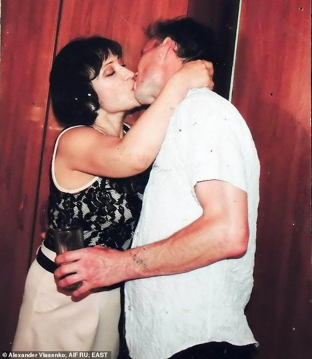 Geloasă pe o chelneriţă, o femeie din Rusia şi-a forţat soţul să o ucidă. Pozele apărute după crimă