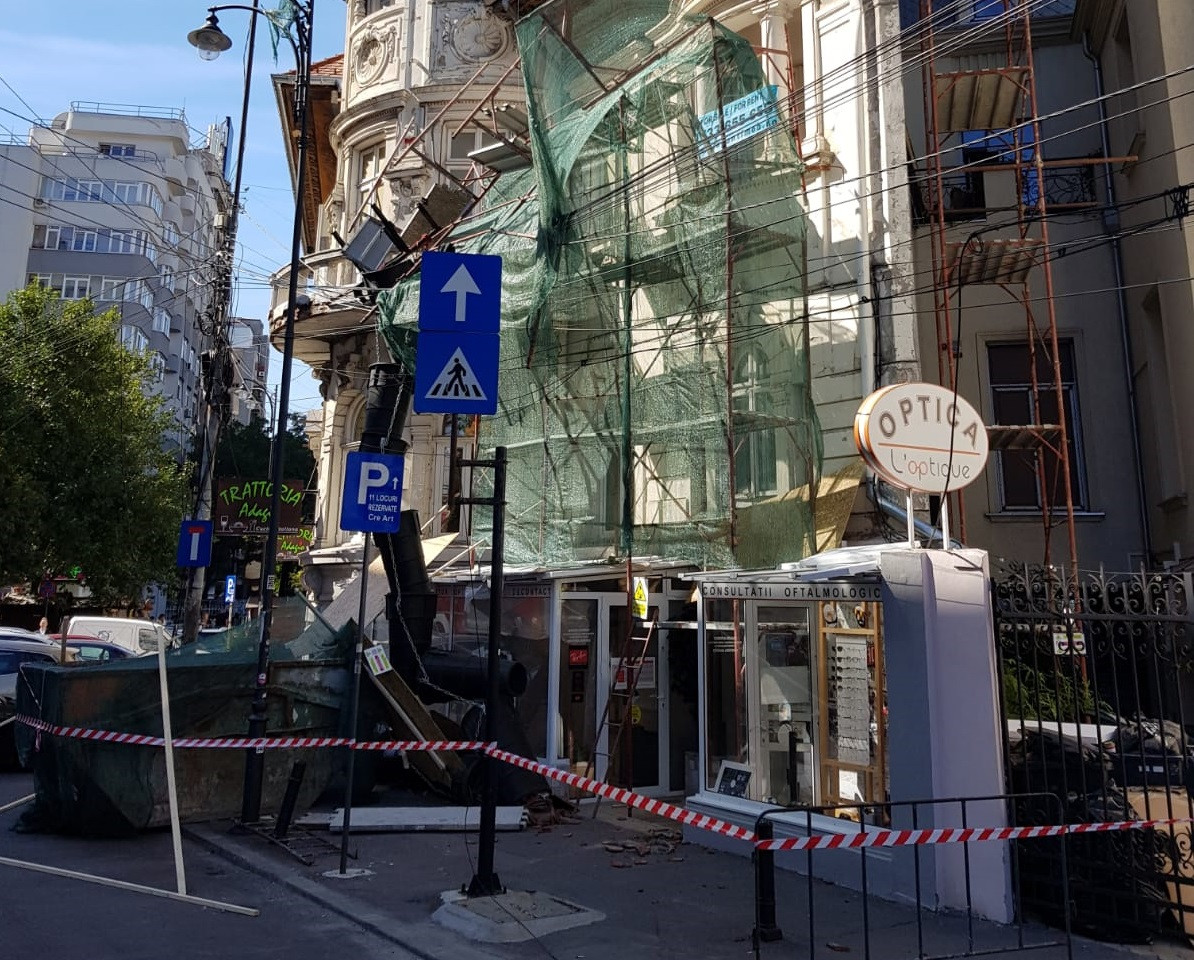 Muncitori care renovau faţada unei clădiri din Capitală, salvați de pompieri după ce schela s-a prăbuşit