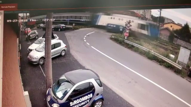 Mașină de transport valori, spulberată de tren, în Târgu Mureș. Impactul, surprins de camere