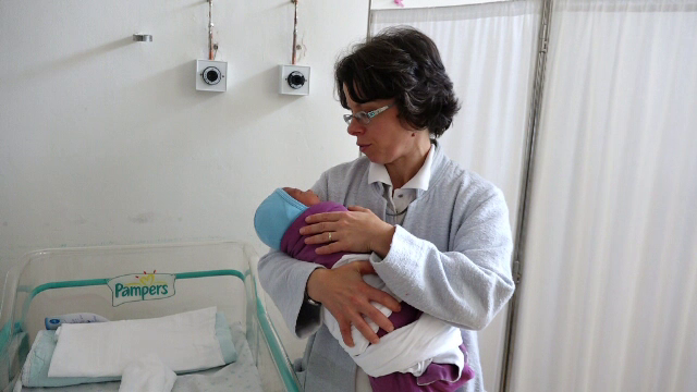 Doar 3.200 de copii din cei 50.000 abandonați pot fi adoptați imediat. Documentul blocat de Senat