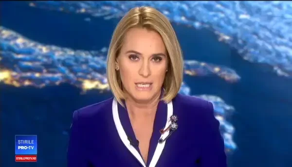 Canotor lovit cu o caracatiţă peste faţă de o focă furioasă