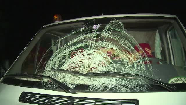 Pieton lovit de camion. "A rămas lipit de parbriz, când am frânat, a căzut cu capul de asfalt"