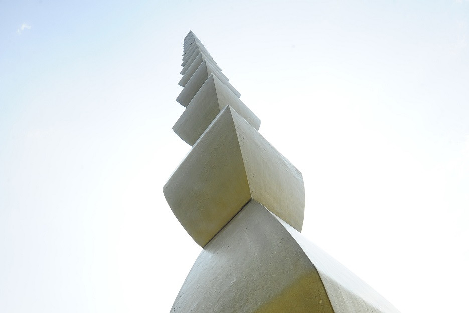 Vicepremierul vrea o Coloană a Infinitului la Bucureşti, lângă Casa Poporului