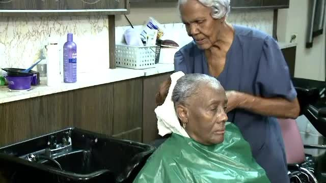 O frizeriţă merge în continuare la serviciu cu câteva luni înainte de a împlini 100 de ani