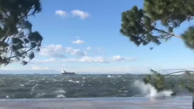 Un ciclon devastator ar putea lovi Grecia în week-end. Avertizare MAE pentru români