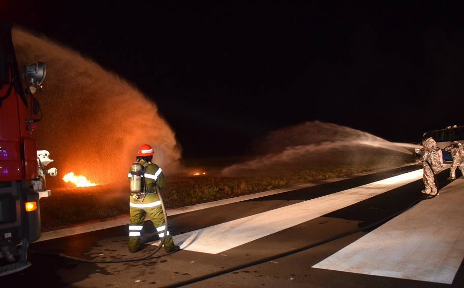 Catastrofă aviatică, simulată pe aeroportul din Târgu Mureş. S-a declanşat Planul Roşu
