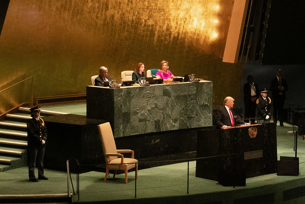 Trump, protejat de o poliţistă din Mureş în timpul discursului de la ONU