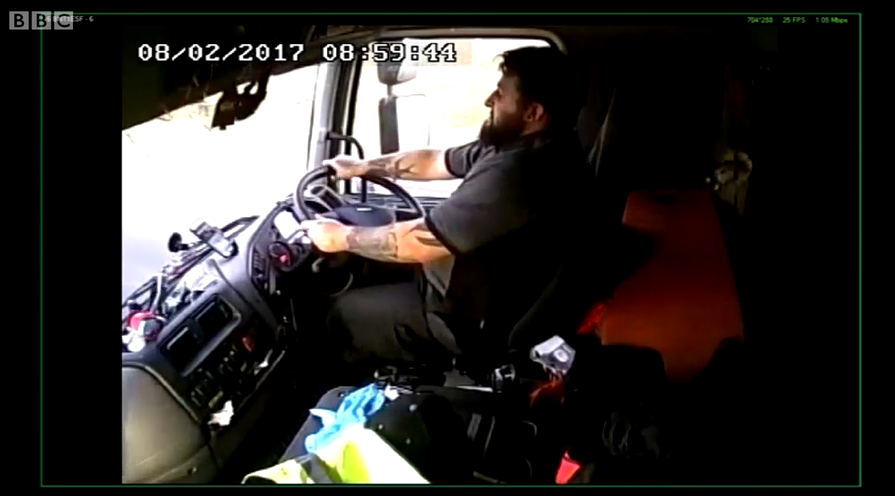 Momentul în care un șofer de camion, atent la telefon, ucide o femeie. VIDEO