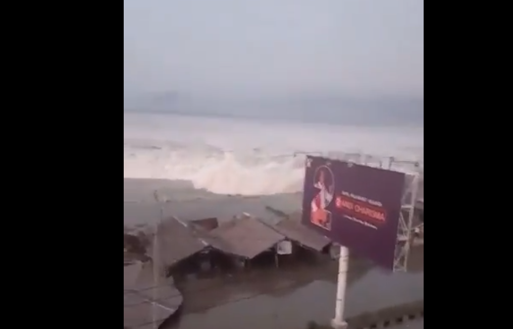 Tsunami în Indonezia. Momentul în care valurile au lovit țărmul. VIDEO