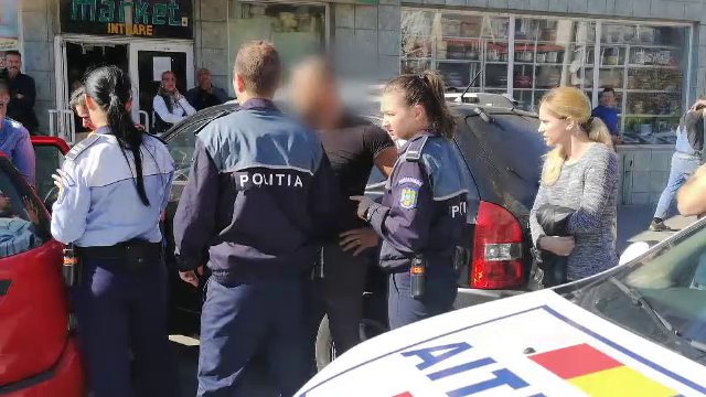 Fetiță lăsată de părinți singură în mașină în Botoșani. Scandal după ce martorii au forțat ușa