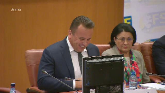 USR: Liviu Pop vrea să treacă Legea Manualului, declarată neconstituțională