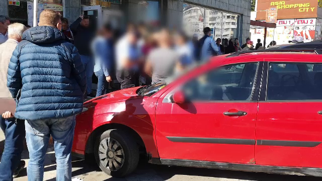Sancțiunea primită de părinții care și-au lăsat fetița de doi ani închisă în mașină, în Botoșani