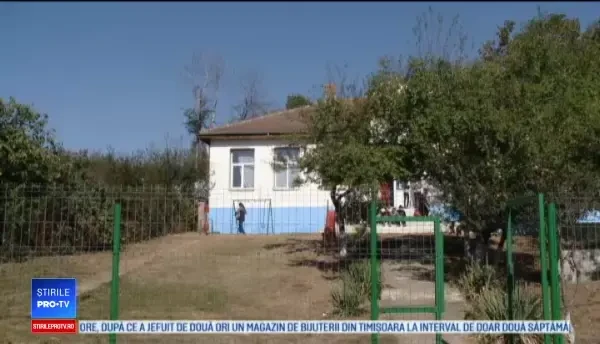 Profesorul care ar merge beat la ore. I-a căzut sticla din buzunar și prostea copiii că e telefonul