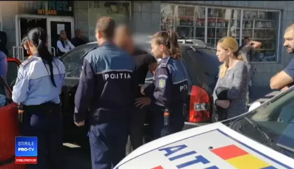 Sancțiunea primită de părinții care și-au lăsat fetița de doi ani închisă în mașină, în Botoșani