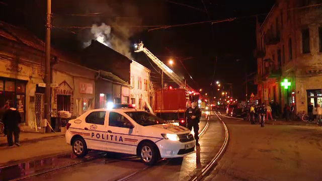 Incendiu violent în Timişoara. Câțiva locatari amenințați cu evacuarea ar fi dat foc unui imobil