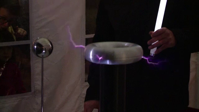 Noaptea cercetătorilor a scos mii de pasionați din case pentru a urmări curse între roboţi