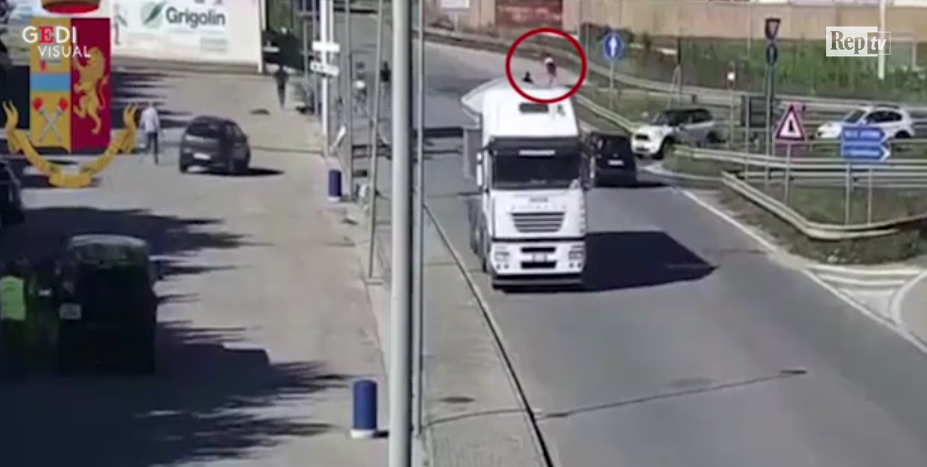 Imagini cu urmărirea celui de-al patrulea român din banda care a șocat Italia. Cum s-a dat de gol