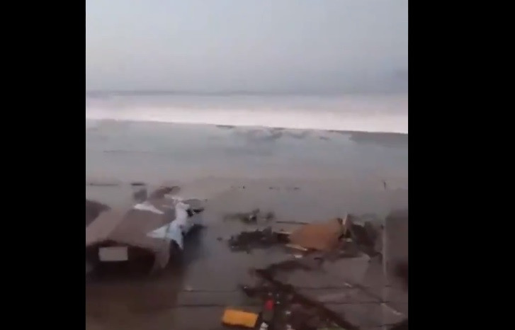 Momentul în care tsunamiul ajunge pe uscat, în Indonezia, și distruge totul în cale. VIDEO