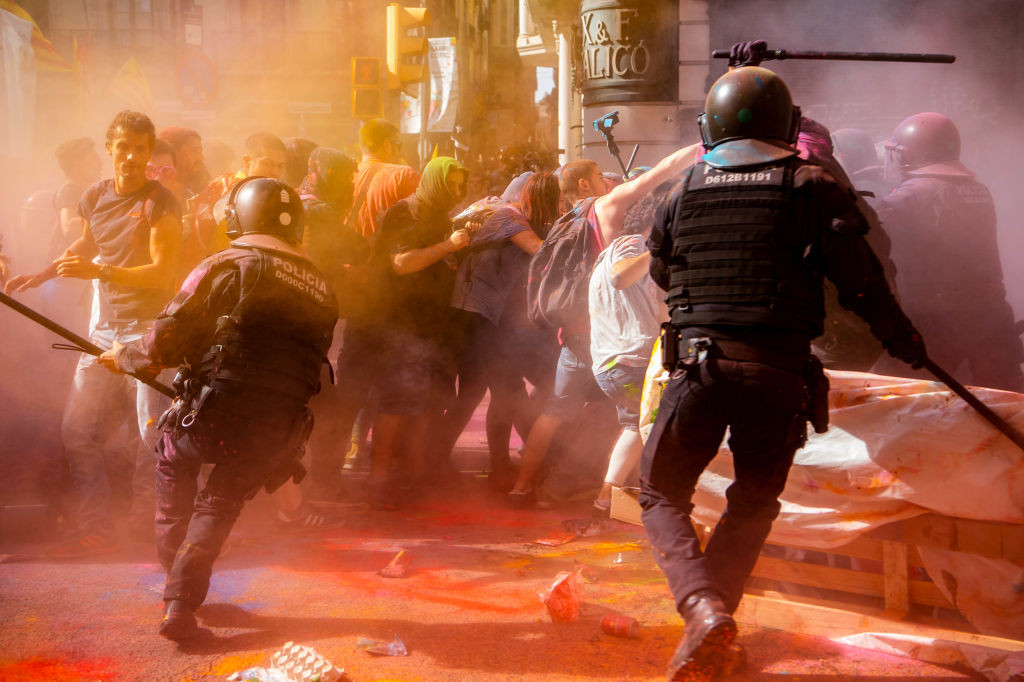 Protest violent în Barcelona. Manifestanții au împroșcat polițiștii cu pudră colorată