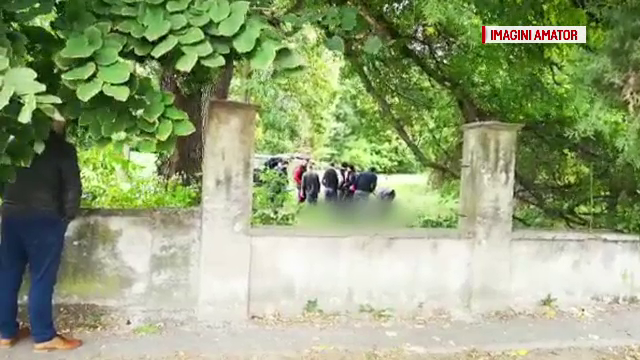 Anchetatorii din Bihor încearcă să lămurească misterul morții unui bărbat găsit la marginea drumului