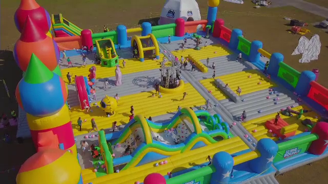 Cel mai mare castel gonflabil din lume are 930 de metri pătrați. Câți copii se pot juca, simultan, în el