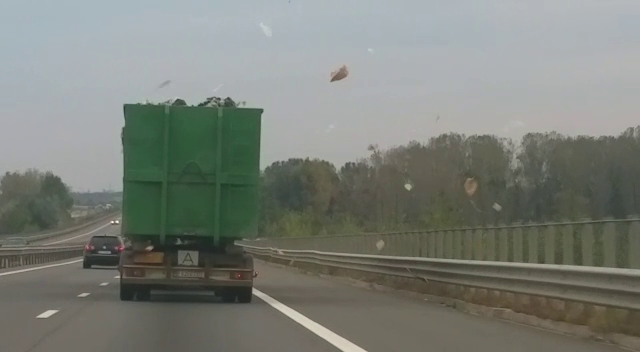 Imagini revoltătoare pe A1. O mașină de gunoi își ”pierde” încărcătura pe traseu. VIDEO