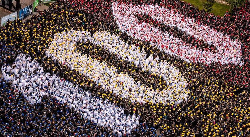 Record mondial pentru cea mai mare hartă formată din oameni, la Alba Iulia. VIDEO