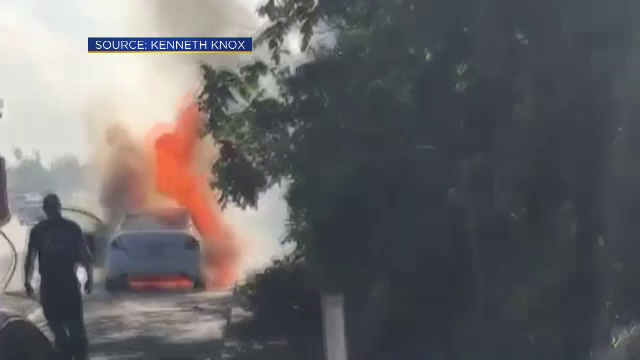 Au salvat o mamă și doi copilași dintr-o mașină care a explodat