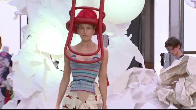 Noua colecție Vivienne Westwood: mese şi scaune pe post de accesorii, culturişti pe tocuri