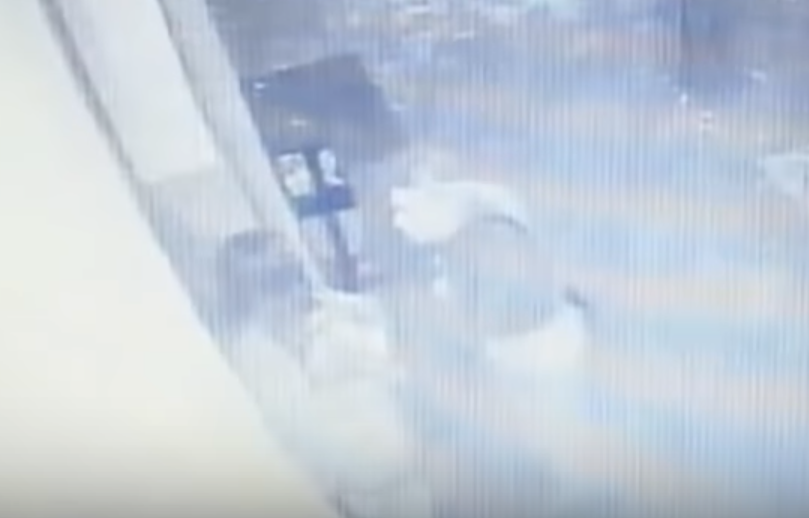 O tânără se luptă cu tâlharul care a atacat-o pe stradă, în centrul Timișoarei. Incidentul, FILMAT