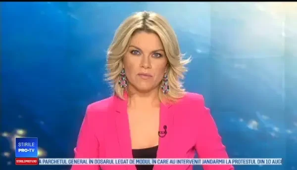 O vacă, urmărită de 2 mașini de poliție, după ce a ”evadat” dintr-un camion