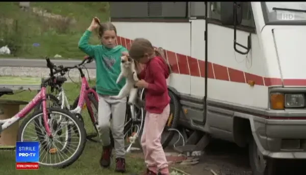 Românii care au dat casa pe rulotă și au vizitat 11 țări în 10 luni