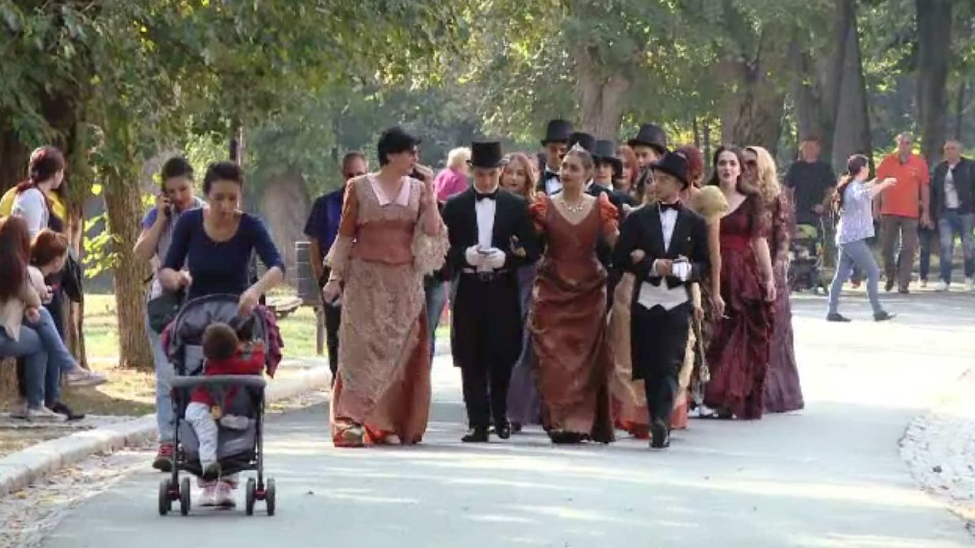 Paradă cu ținute vechi pe străzile din Craiova. ”Mi se pare genial”