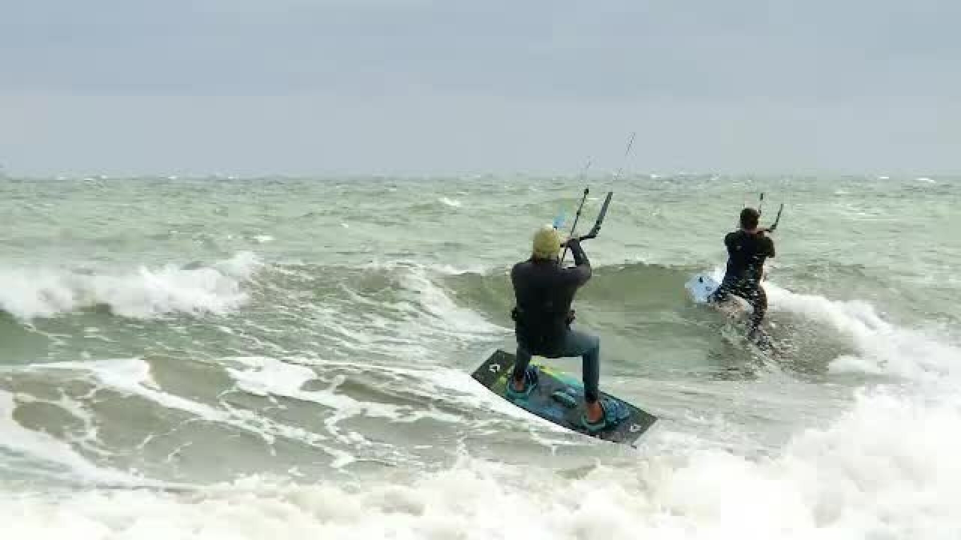 Kiterii s-au distrat în marea agitată, în Constanța. O lecție pentru începători costă 50 de euro