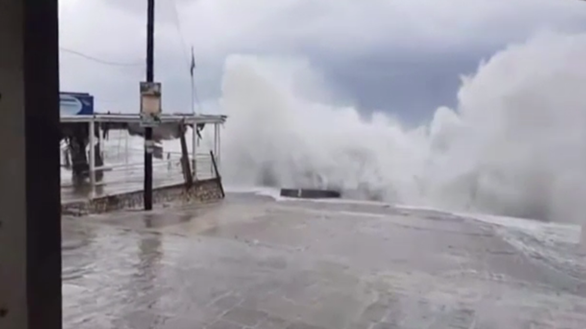 Momentul în care valuri de 8 metri lovesc malurile cu brutalitate în Grecia. 3 oameni, de negăsit