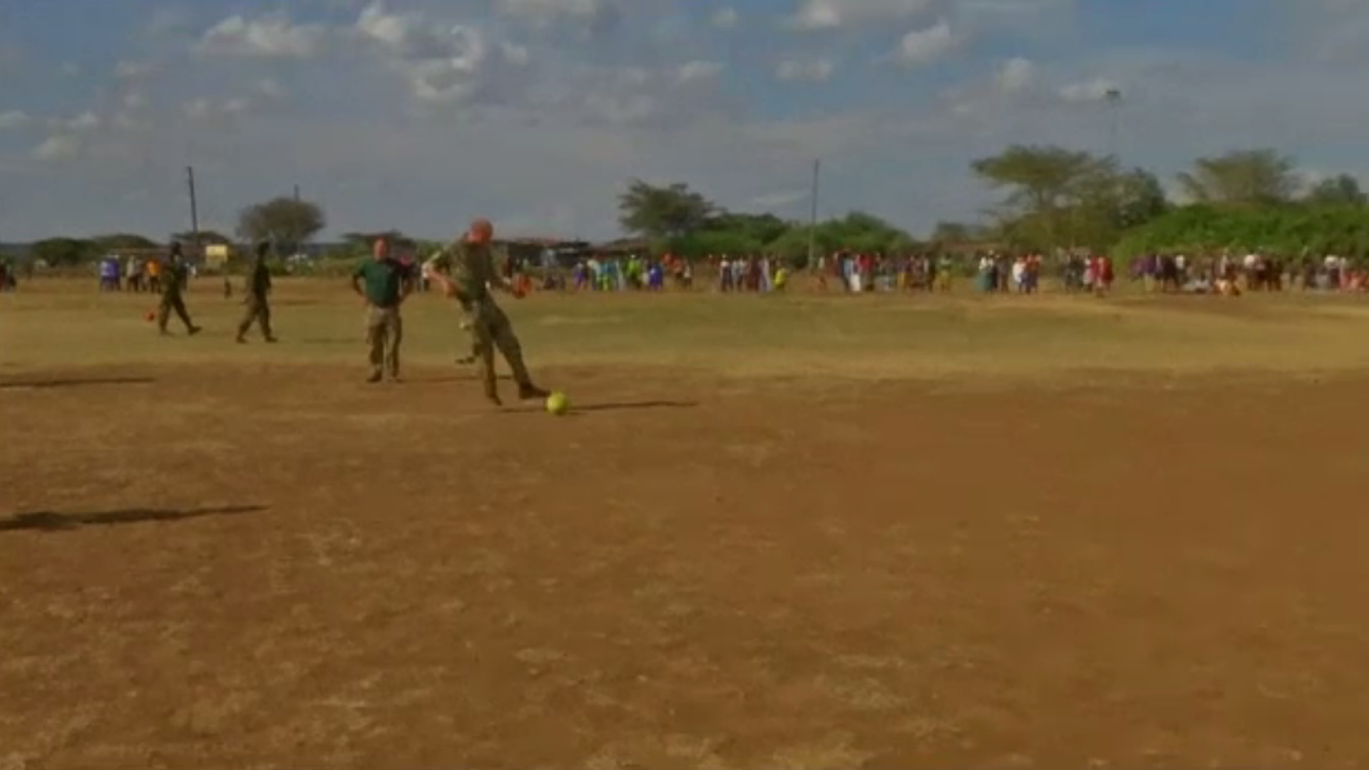 Prințul William a jucat fotbal în timpul vizitei efectuate în Kenya