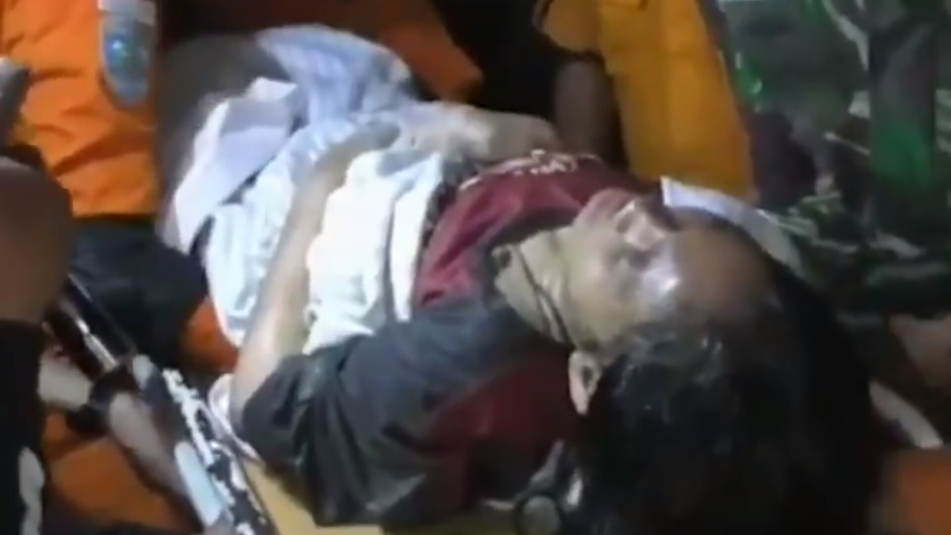 O femeie a fost salvată de sub dărâmături la 3 zile după cutremurul din Indonezia. VIDEO