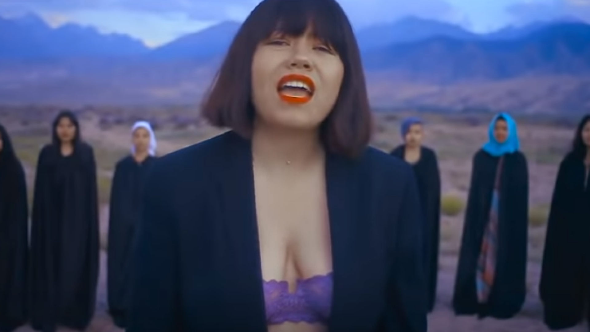 A primit amenințări cu moartea după ce a apărut în sutien într-un videoclip. Mesajul transmis de piesă