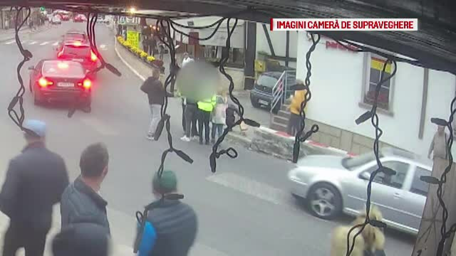 Un bărbat a refuzat să se legitimeze și a agresat o polițistă în Bran. Incidentul a fost filmat