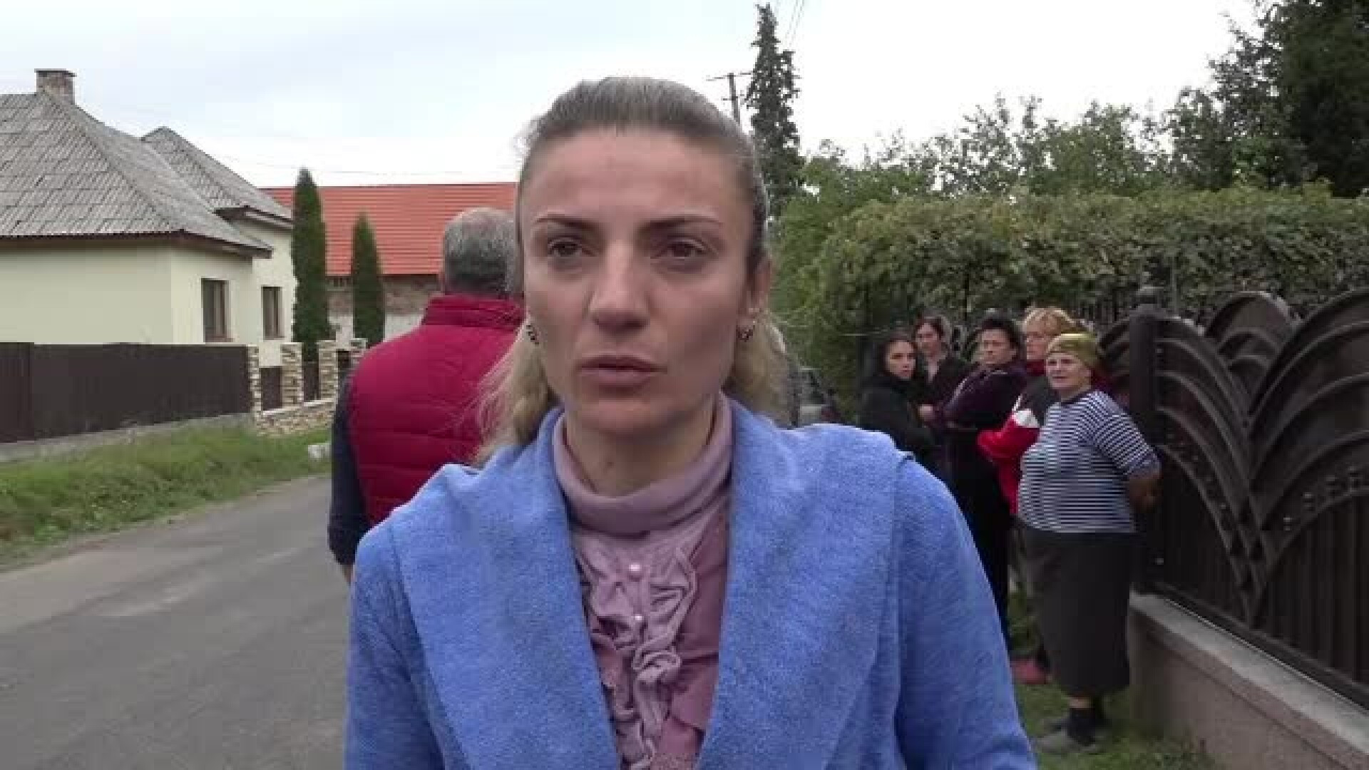 Un urs a intrat peste doi soți în casă și i-a atacat. Vecinii i-au salvat