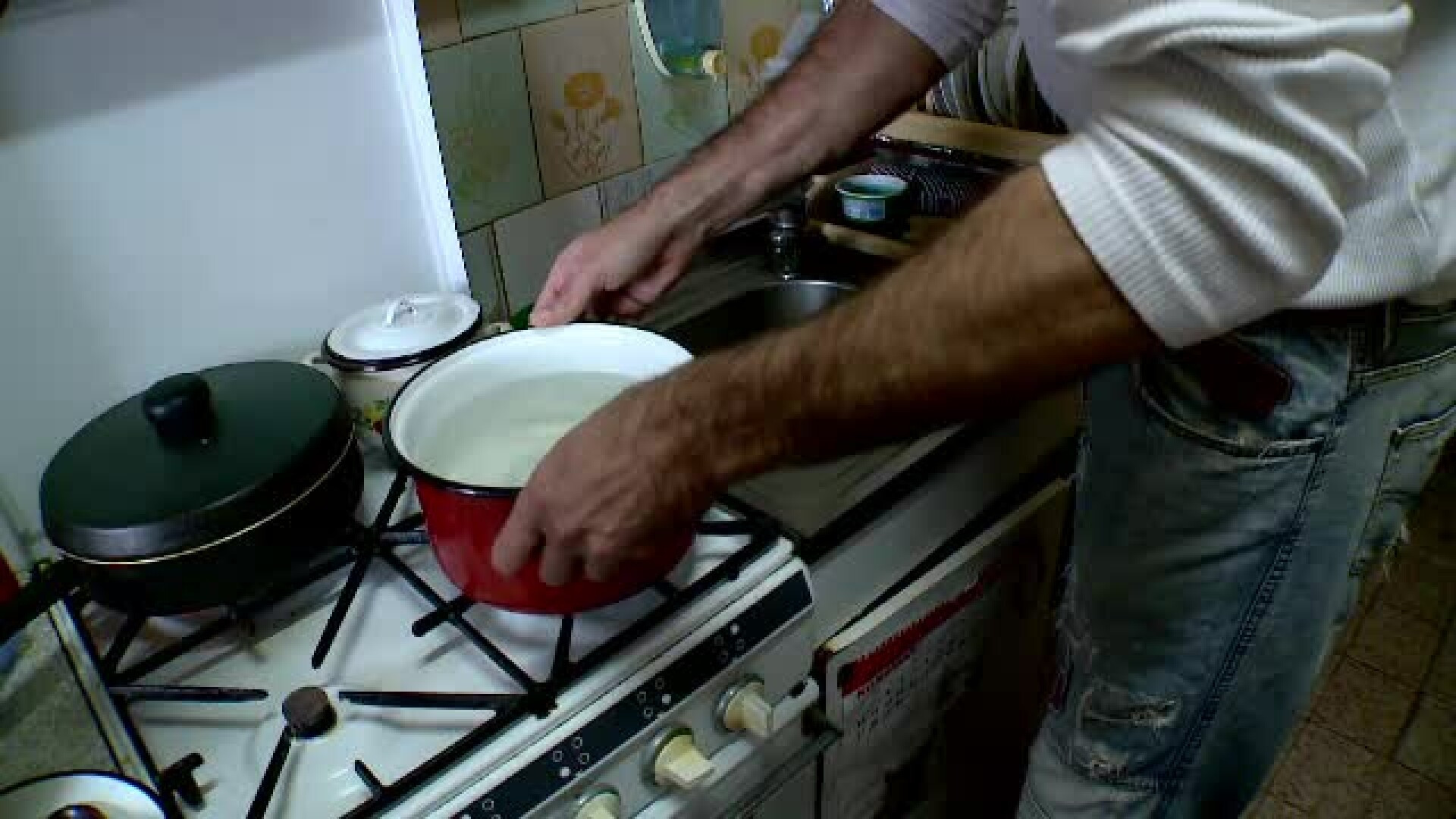 Zeci de mii de constănțeni s-au întors în timp cu 20 de ani: încălzesc apa la aragaz