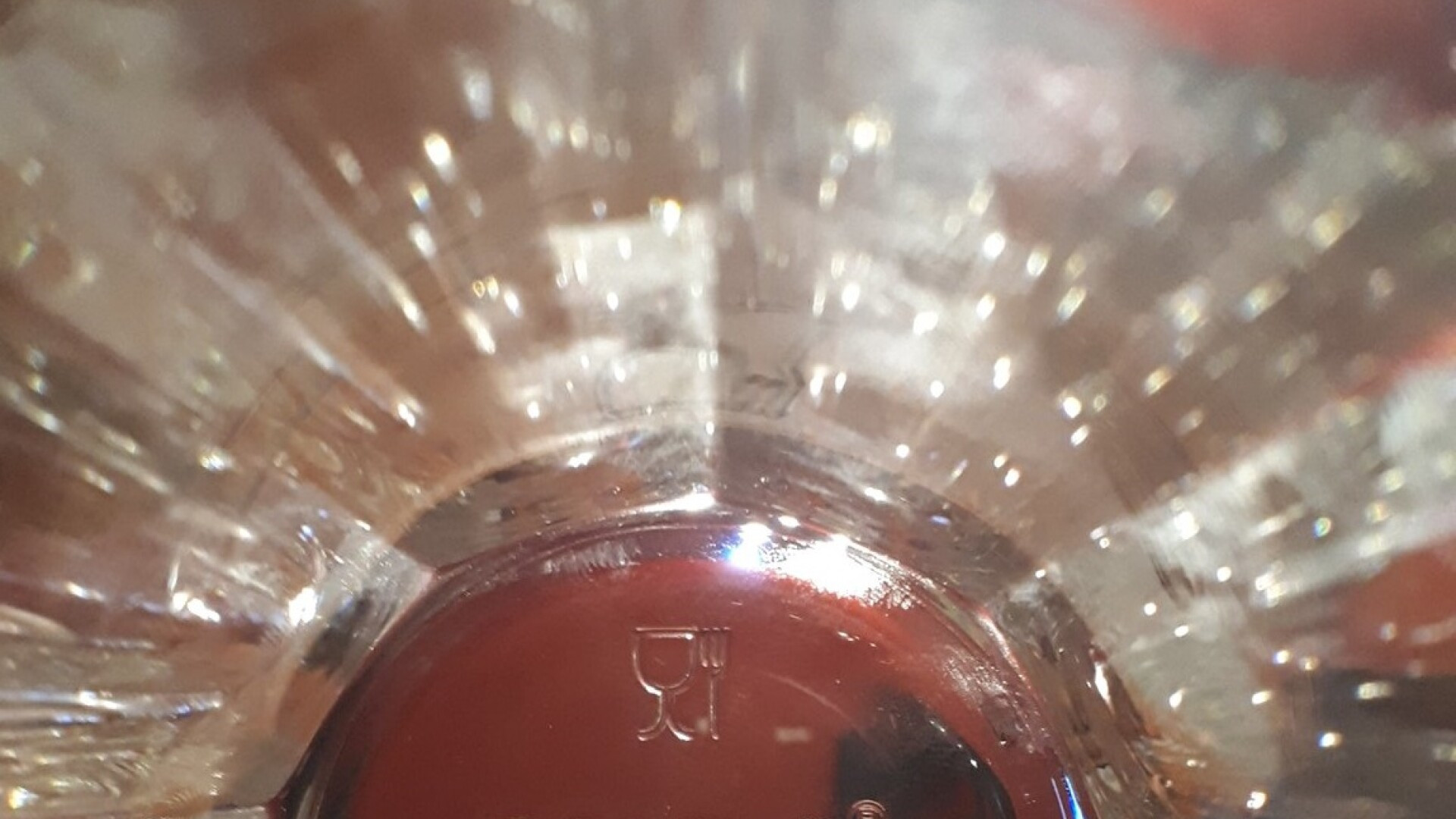 Motivul neaşteptat pentru care un bărbat a returnat un set de pahare la IKEA. Ce scria pe ele