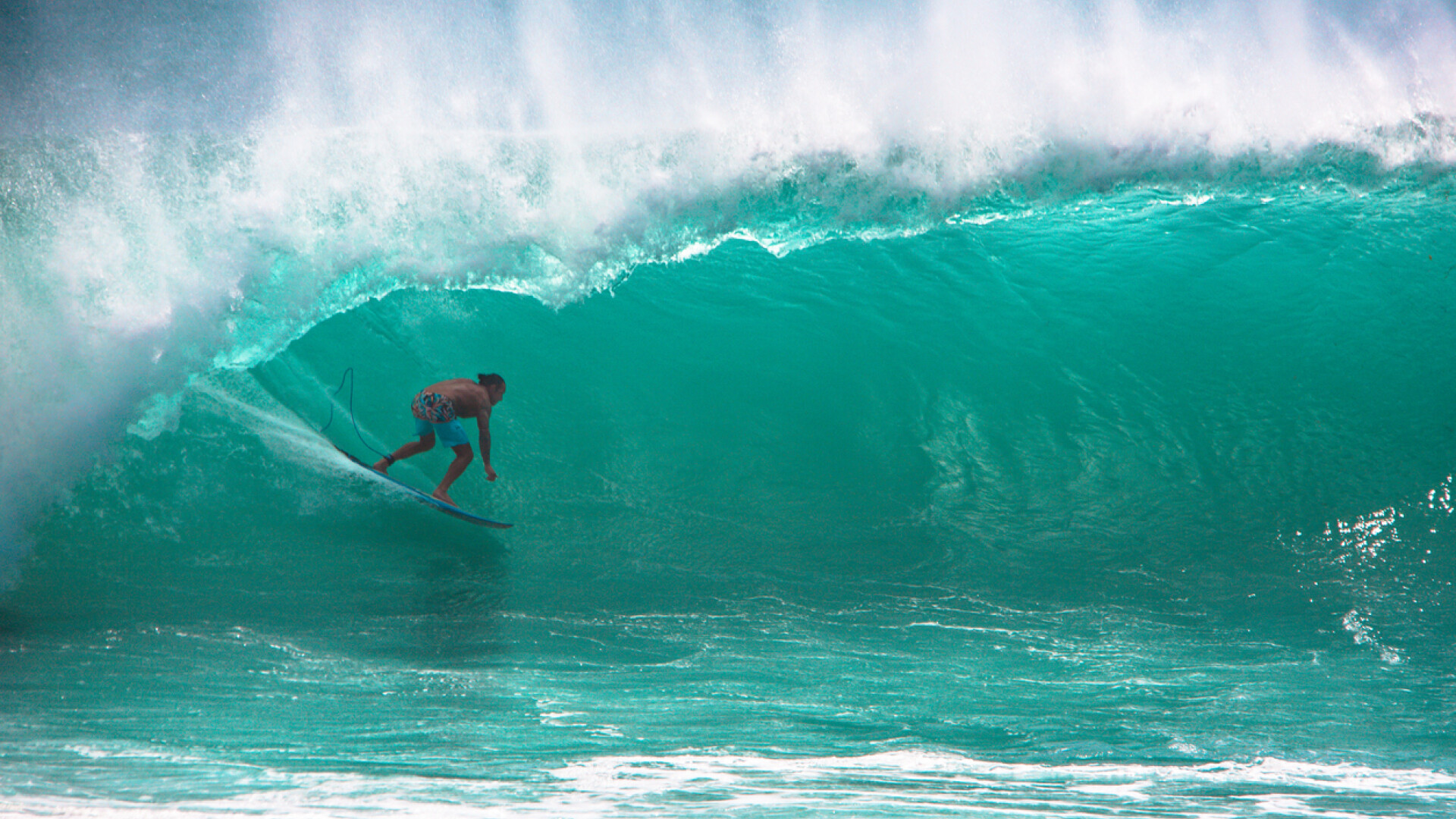 O tânără din Brazilia s-a dat cu placa de surf pe un val înalt de 20 de metri