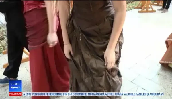 Paradă cu ținute vechi pe străzile din Craiova. Mi se pare genial