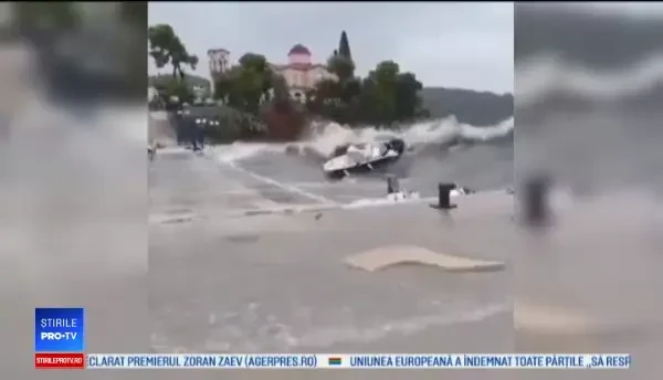 Momentul în care valuri de 8 metri lovesc malurile cu brutalitate în Grecia. 3 oameni, de negăsit