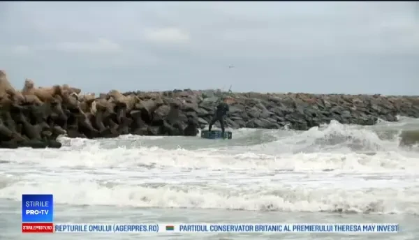 Kiterii s-au distrat în marea agitată, în Constanța. O lecție pentru începători costă 50 de euro