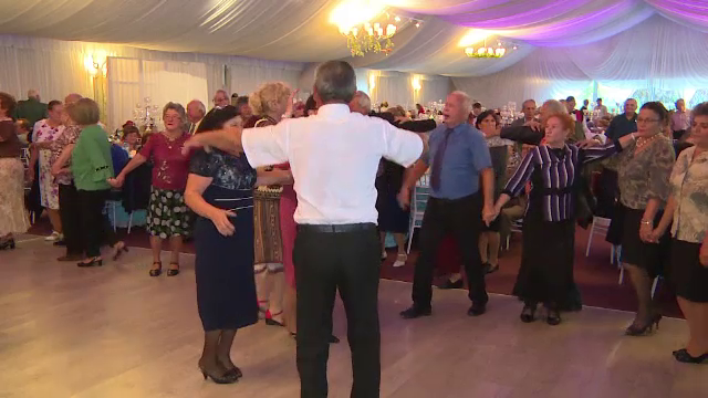 Petrecere pentru 1.500 de pensionari din Târgu Jiu, de Ziua Internaţională a Vârstnicilor