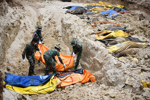 Tsunami în Indonezia. Bilanțul morților a crescut la 1.347. Supraviețuitorii nu mai au apă și mâncare