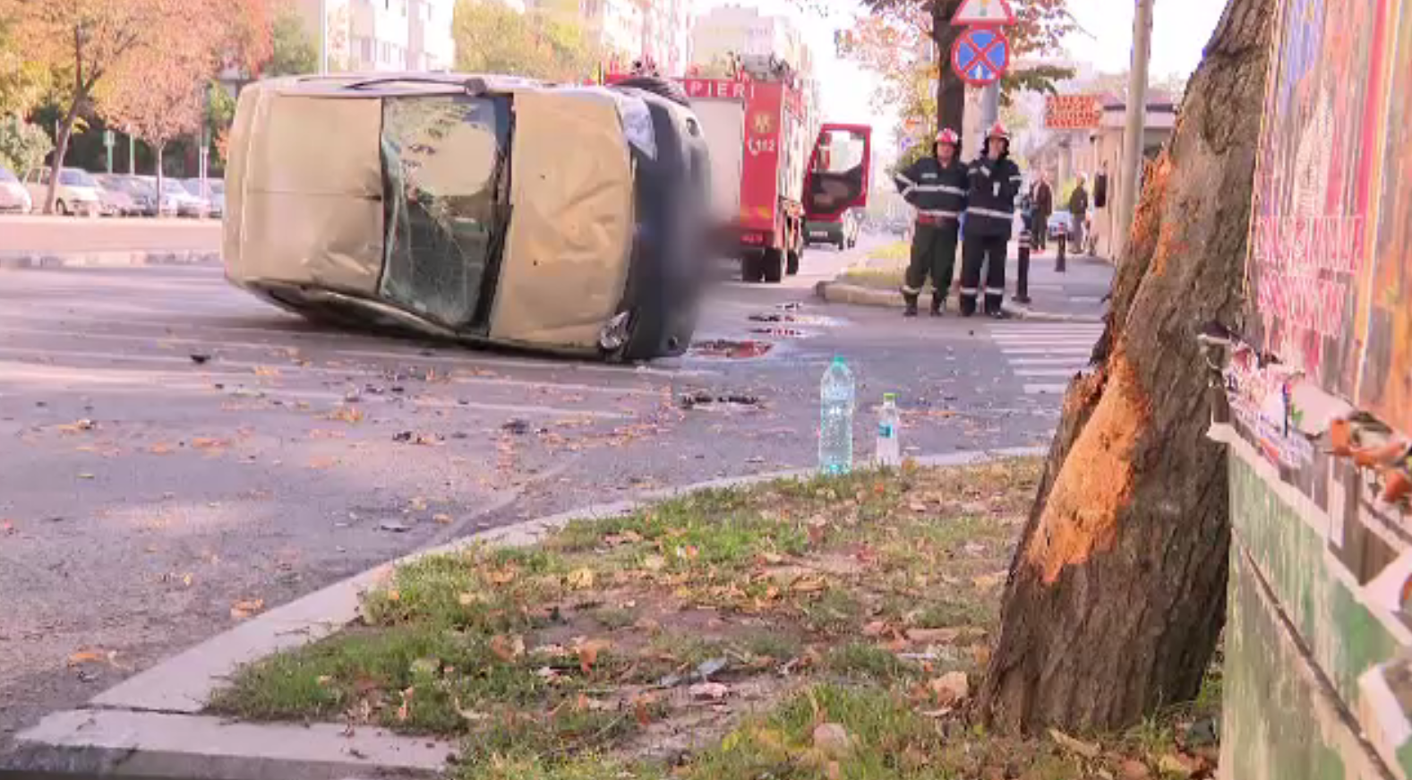 O mașină a ricoșat într-un copac și s-a răsturnat în urma coliziunii cu un alt autovehicul