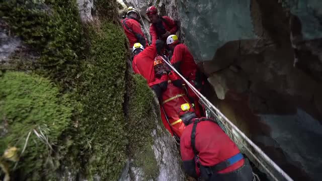 Exercițiu în Avenul Brătei: femeie, ”salvată” de la 70 de metri adâncime